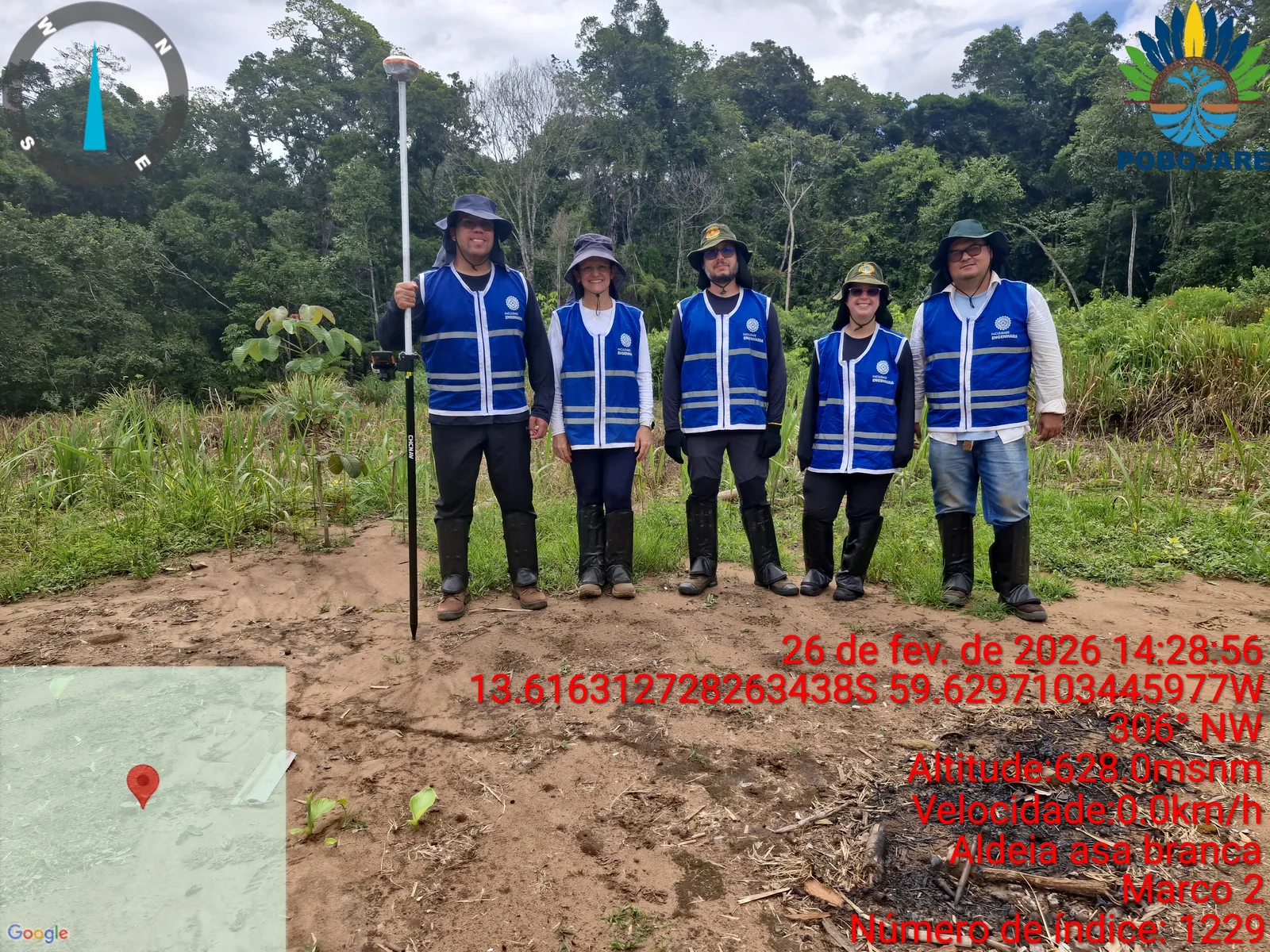 Equipe com equipamento de levantamento em atividade na aldeia Asa Branca