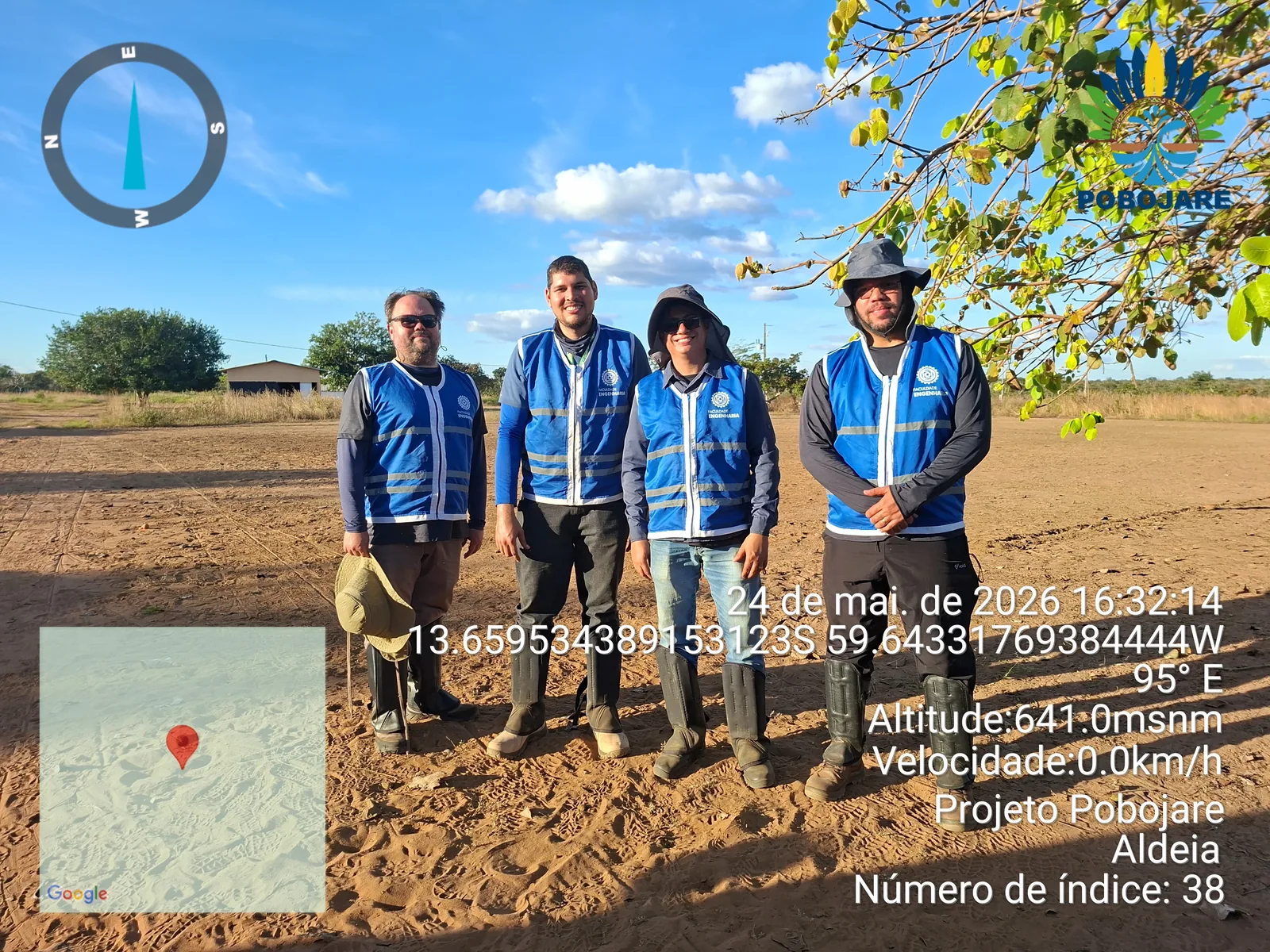 Quatro integrantes com coletes do projeto durante atividade de campo
